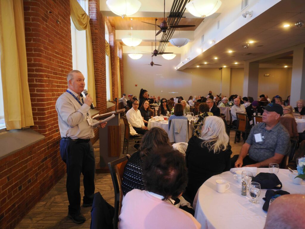Derek Anderson addresses room full of volunteers